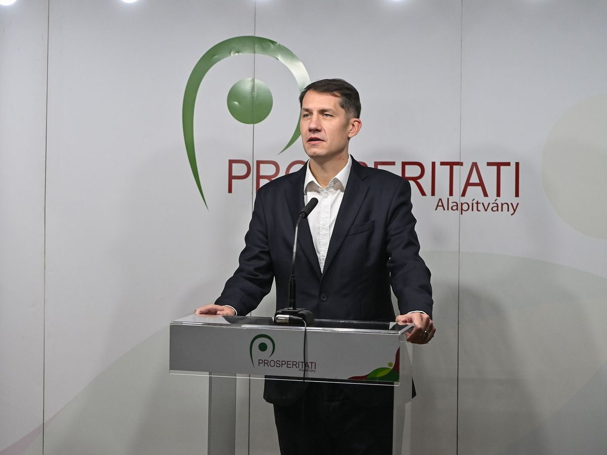 Szabadka, 2025. december 8.
Magyar Levente, a Külgazdasági és Külügyminisztérium parlamenti államtitkára (b) és Pásztor Bálint, a Vajdasági Magyar Szövetség elnöke (j) a szabadkai városházán tartott sajtótájékoztatón 2025. december 8-án.
MTI/Molnár Edvárd