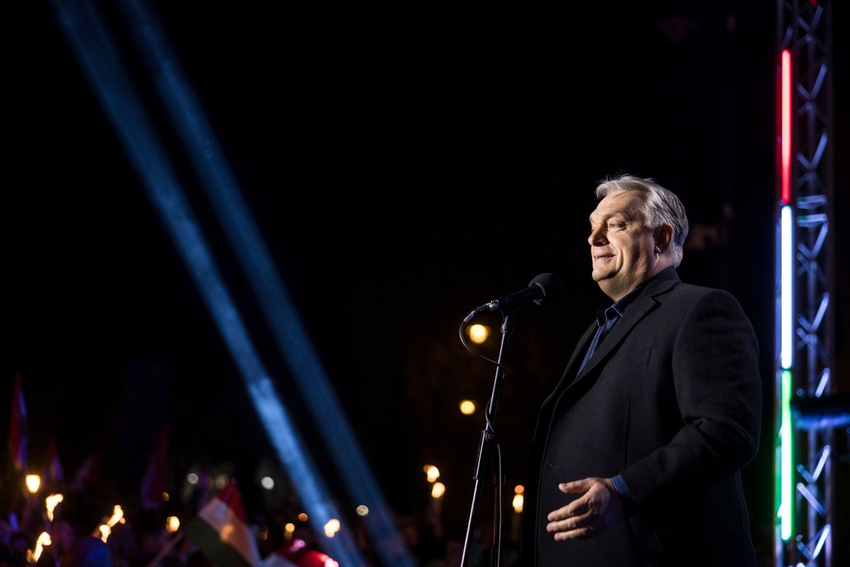 Kecskemét, 2026. március 23.
A Miniszterelnöki Kommunikációs Főosztály által közreadott képen Orbán Viktor miniszterelnök, a Fidesz elnöke beszédet mond országjárásának kecskeméti állomásán, a Fő téren 2026. március 23-án.
MTI/Miniszterelnöki Kommunikációs Főosztály/Kaiser Ákos