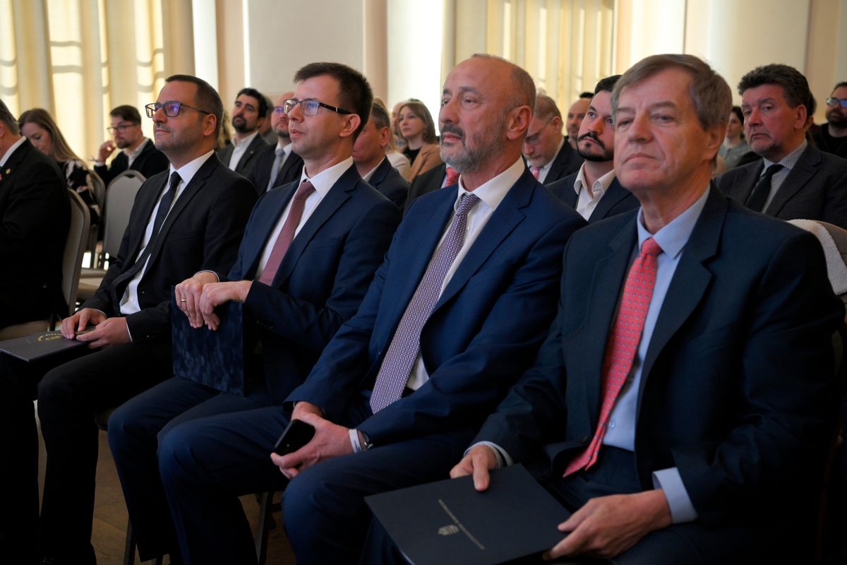 Budapest, 2026. március 16.
Lánczi Tamás, a Szuverenitásvédelmi Hivatal elnöke, Bóka János európai uniós ügyekért felelős miniszter, Horváth József, a Szuverenitásvédelmi Kutatóintézet igazgatója és Stumpf István alkotmányjogász (b-j) a Szuverenitásvédelmi Kutatóintézet A tét: Magyarország szuverenitása című konferenciáján Budapesten, a Márai Sándor Művelődési Házban 2026. március 16-án.
MTI/Purger Tamás