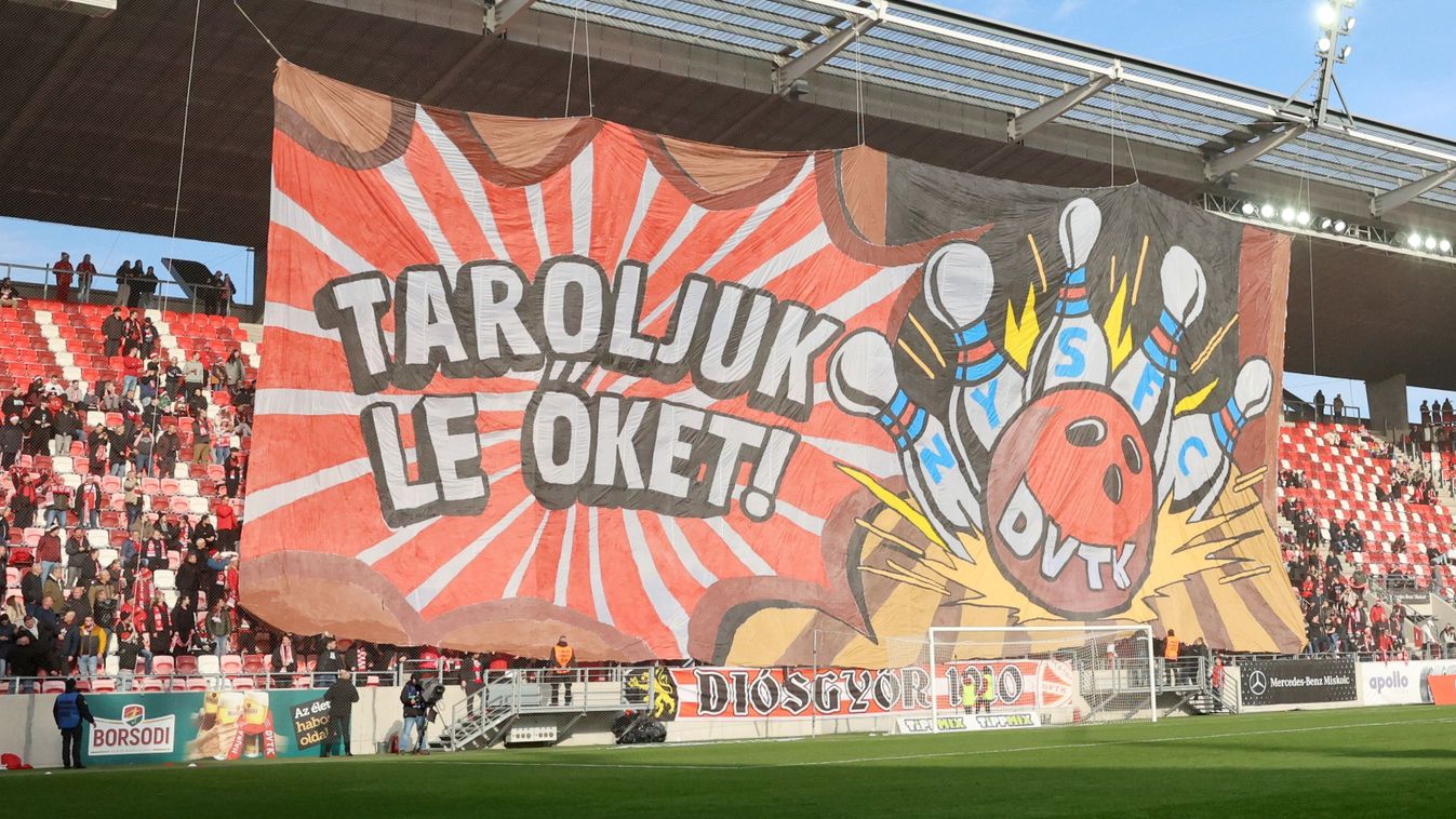 Diósgyőr
Miskolc, 2025. december 6.
A Diósgyőri VTK szurkolói a labdarúgó Fizz Liga 16. fordulójában játszott Diósgyőri VTK - Nyíregyháza Spartacus FC mérkőzésen a diósgyőri DVTK Stadionban 2025. december 6-án. A Diósgyőr 2-0-ra győzött.
MTI/Vajda János