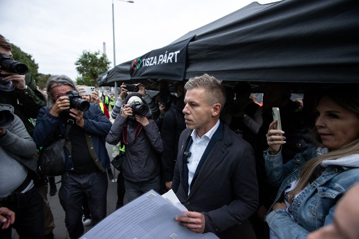20241004 Budapest
A Tisza Párt tüntetése a közmédia épülete előtt.
fotó: Polyák Attila (PA)
MW
képen: Magyar Péter, a Tisza Párt elnöke