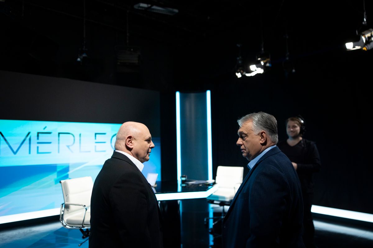 Budapest, 2026. március 4.
A Miniszterelnöki Kommunikációs Főosztály által közreadott képen Orbán Viktor miniszterelnök (j) és Rónai Egon műsorvezető az ATV YouTube-csatornáján közvetített, Mérleg című műsora előtt 2026. március 4-én.
MTI/Miniszterelnöki Kommunikációs Főosztály/Fischer Zoltán