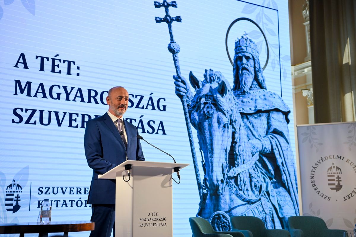 Budapest, 2026. március 16.
Horváth József, a Szuverenitásvédelmi Kutatóintézet igazgatója beszédet mond a kutatóintézet A tét: Magyarország szuverenitása című konferenciáján Budapesten, a Márai Sándor Művelődési Házban 2026. március 16-án.
MTI/Purger Tamás