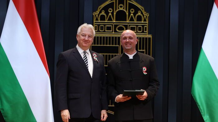 Állami kitüntetéseket adott át Semjén Zsolt a Karmelita kolostorban