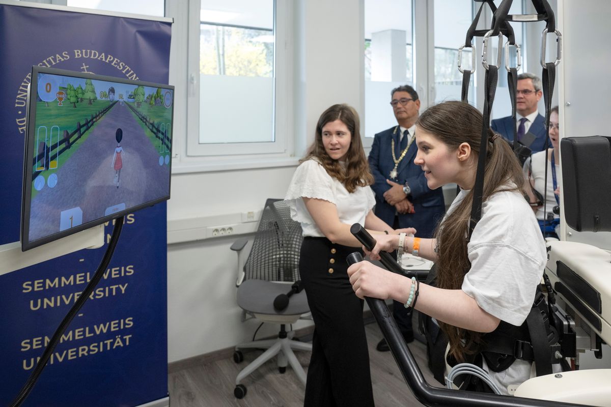 Budapest, 2026. március 24.
Mozgásrehabilitációs kezelés bemutatója a Semmelweis Egyetem Pető András Kar Konduktív Pedagógiai Központjának eszközátadó rendezvényén 2026. március 24-én. Hét egységből álló robotikus eszközparkot adtak át a terápiás központban. A mozgáskoordinációs, izomerősítő és mobilitást fejlesztő gépeket az egyetem saját forrásból vásárolta.
MTI/Kovács Márton