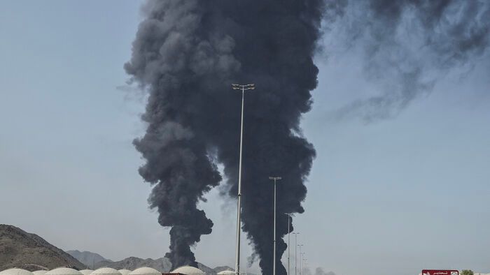 Füst száll fel egy energiatermelő létesítmény irányából a Fujairah-öböl menti emírségben