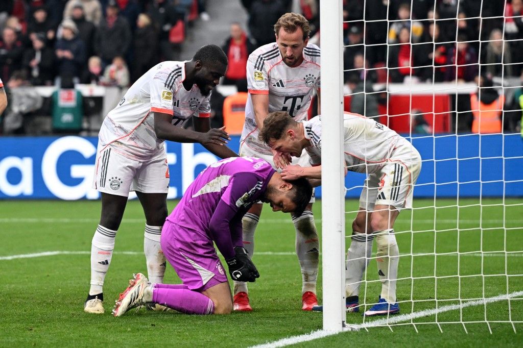 Dayot Upamecano, Harry Kane és Joshua Kimmich a sérült kapus Sven Ulreichot vigasztlja, a Leverkusen-Bayern München Bundesliga-mérkőzés után