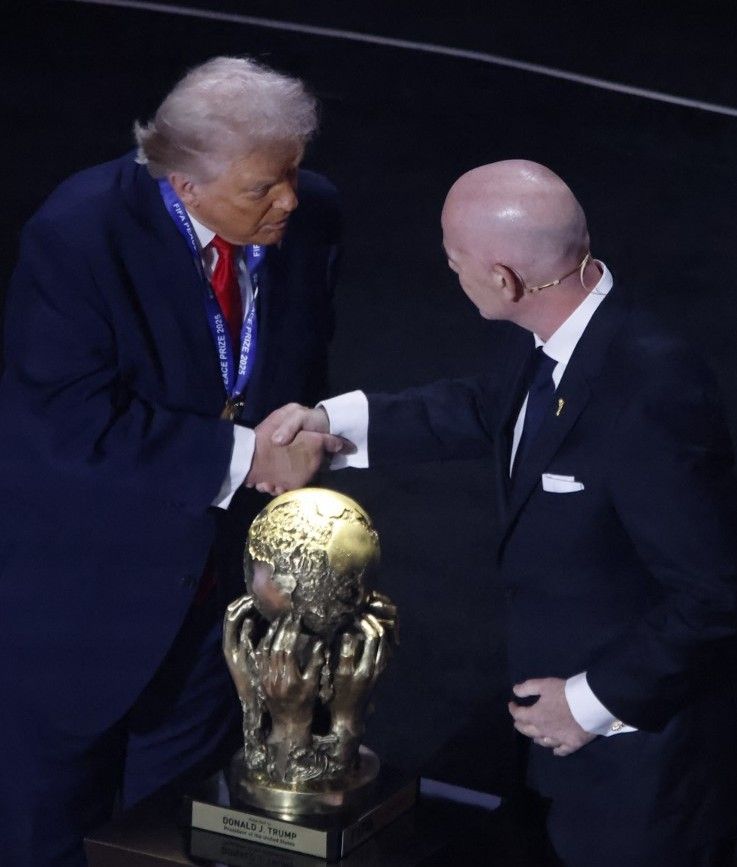 Donald Trump és Gianni Infantino, a FIFA elnöke jó barátok. Irán ügye kényes kérdés a 2026-os labdarúgó-vb előtt