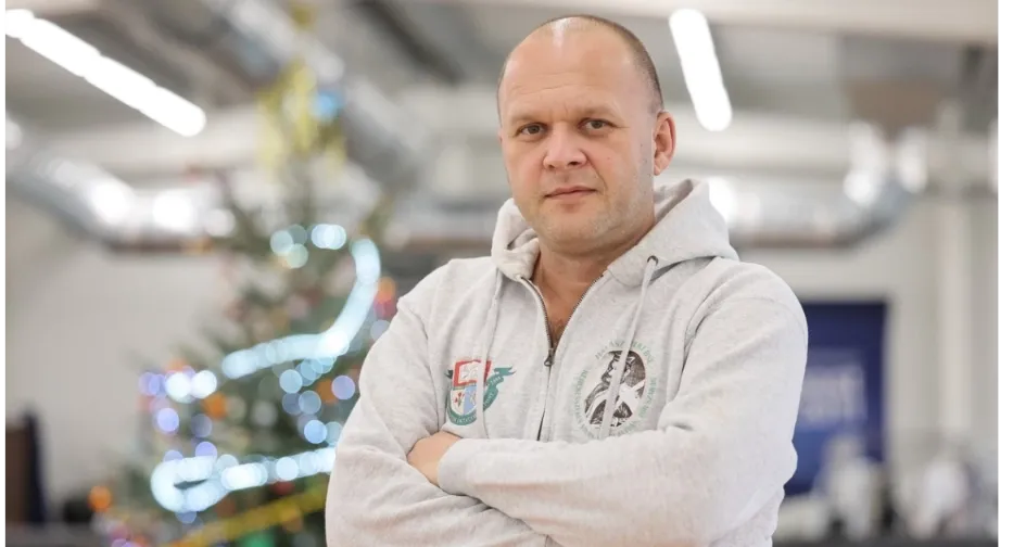 Gombola András a Halásztelki BSE tanítványait segíti