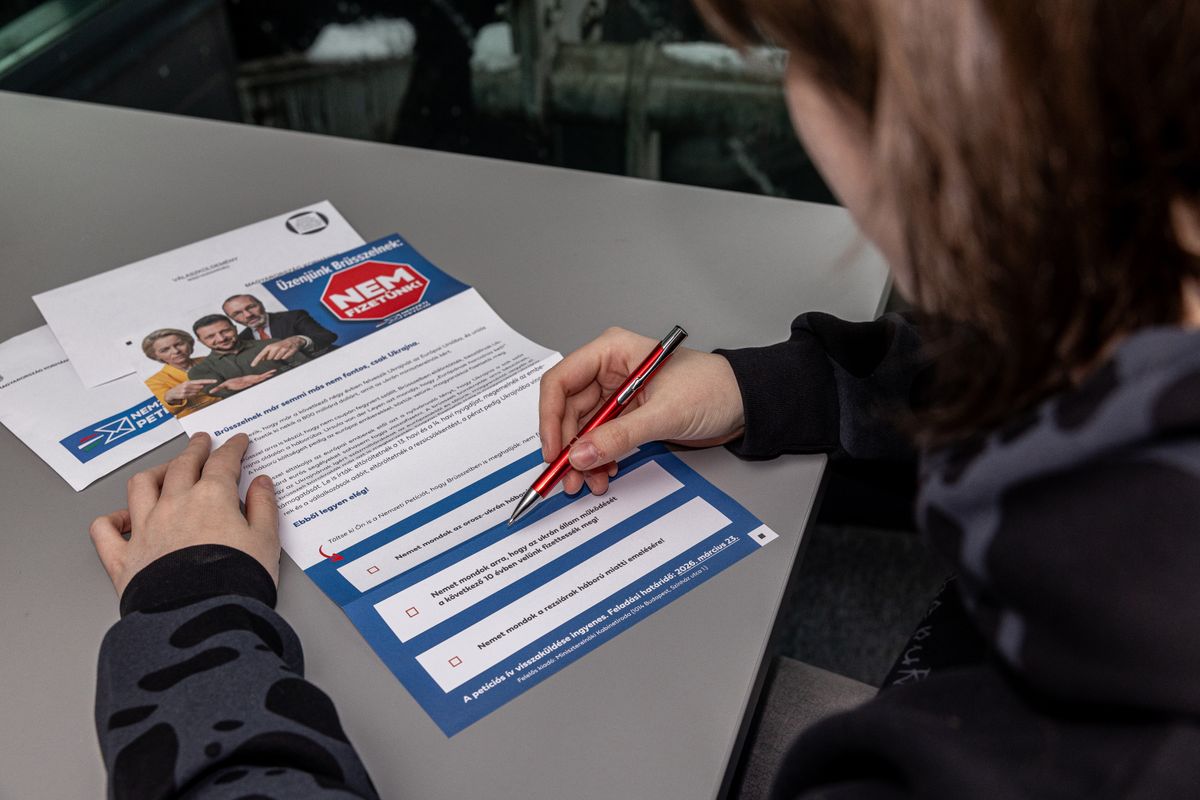 2026020Budapest
A nemzeti petíció nyomtatványa. Illusztráció
fotó: Markovics Gábor (MG)
MW Bulvár