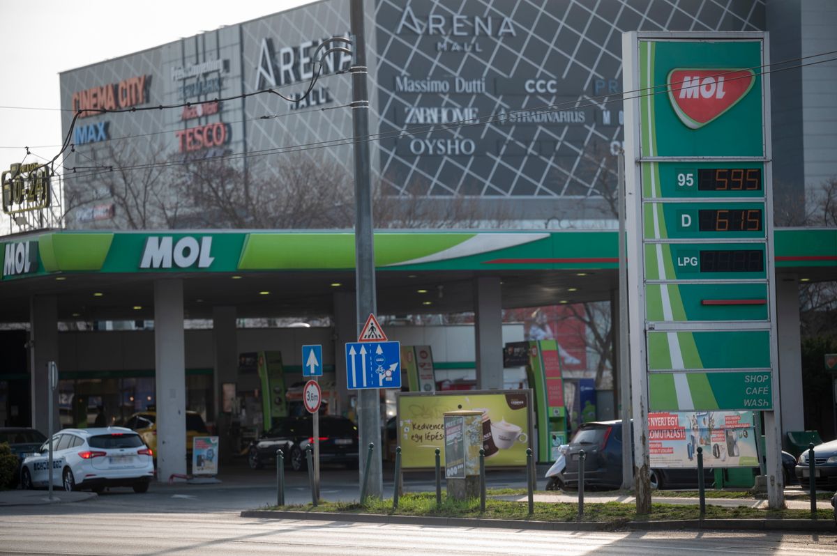 Budapest, 2026. március 10.
Üzemanyagárakat jelző totemoszlop a Mol töltőállomásán a fővárosi Kerepesi úton 2026. március 10-én. A benzin és a gázolaj esetében is védett árat vezetett be a kormány, az intézkedés éjféltől lépett életbe. A benzin esetében a védett ár 595, a gázolaj esetében 615 forint literenként, e fölé nem mehetnek a kiskereskedelmi árak. A védett ár csak a magyar rendszámmal és magyar forgalmival rendelkező gépjárművekre vonatkozik. 
MTI/Balogh Zoltán