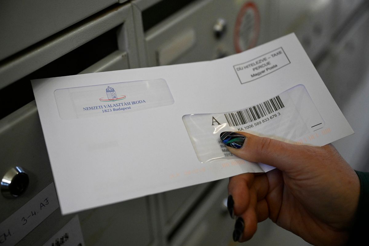 Budapest, 2026. február 6.
Az áprilisi országgyűlési választásról szóló értesítőt kézbesíti a postás egy fővárosi társasházban 2026. február 6-án. Ezen a napon a Magyar Posta megkezdte kézbesíteni a Magyarországon élő 7,6 millió választópolgárnak az értesítőket.
MTI/Hegedüs Róbert