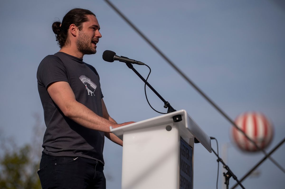 Budapest, 2025. április 12.
Nagy Dávid, a Magyar Kétfarkú Kutya Párt (MKKP) pártigazgatója beszédet mond a "Legyen mindenki egyforma!" mottóval megtartott "Szürke Békemenet" demonstráción a Hősök terén 2025. április 12-én.
MTI/Balogh Zoltán