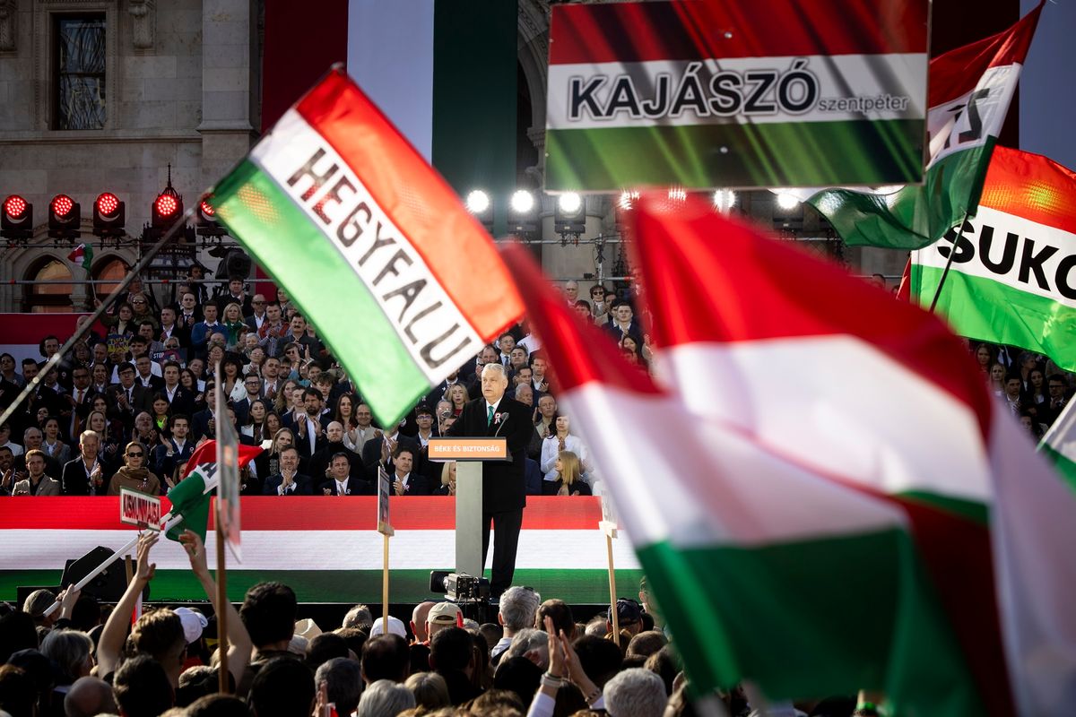 Budapest, 2026. március 15.
A Miniszterelnöki Kommunikációs Főosztály által közreadott képen Orbán Viktor miniszterelnök beszédet mond az 1848/49-es forradalom és szabadságharc évfordulója alkalmából tartott állami díszünnepségen az Országház előtti Kossuth Lajos téren 2026. március 15-én.
MTI/Miniszterelnöki Kommunikációs Főosztály/Fischer Zoltán