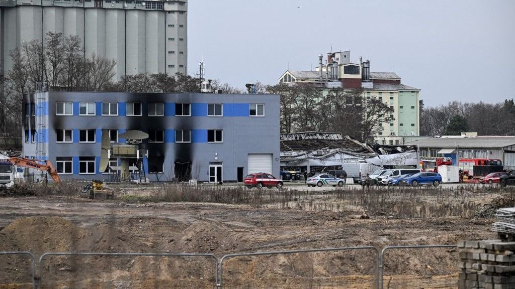 Tűzoltók és nyomozók vizsgálják a cseh fegyvergyártó LPP Holding tulajdonában lévő, 2026. március 20-án leégett gyár helyszínét 