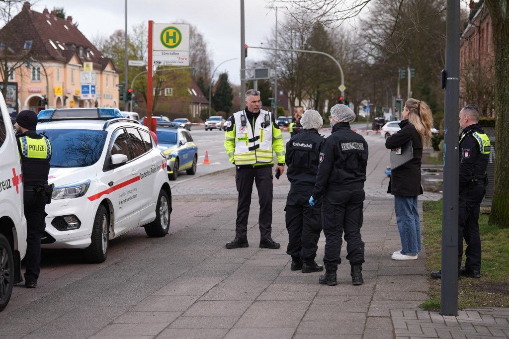 Rendőrök biztosítják a németországi Hamburgban elkövetett késelés helyszínét (Fotó: dpa Picture-Alliance via AFP)