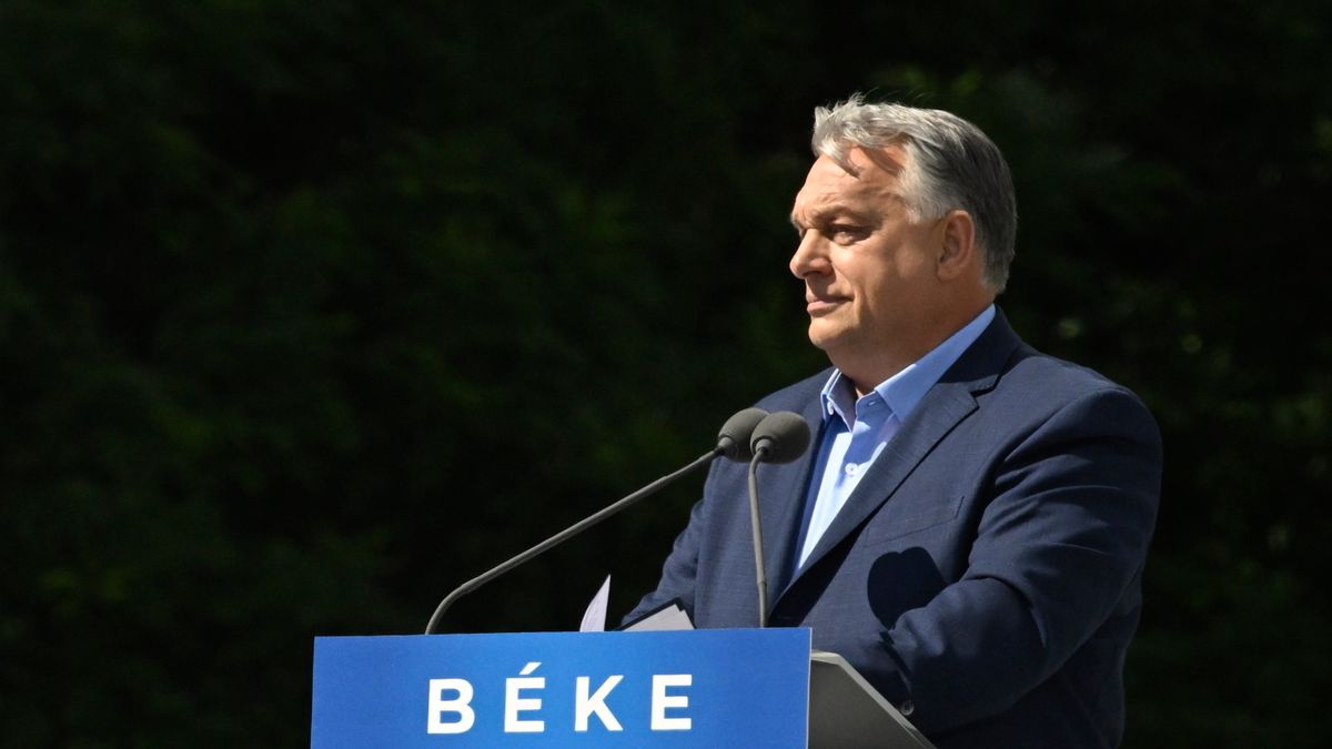 „Induljon a banzáj!” – gyülekeznek a Békementre, ikonikus dallal köszönt be Orbán Viktor