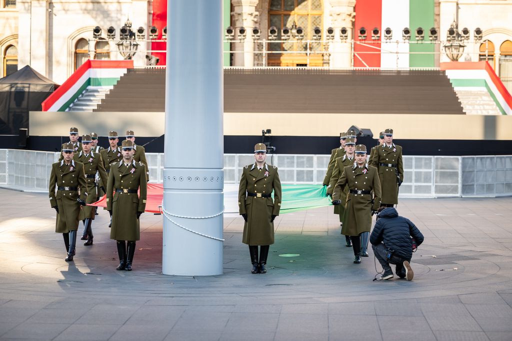 zászlófelvonás március 15.