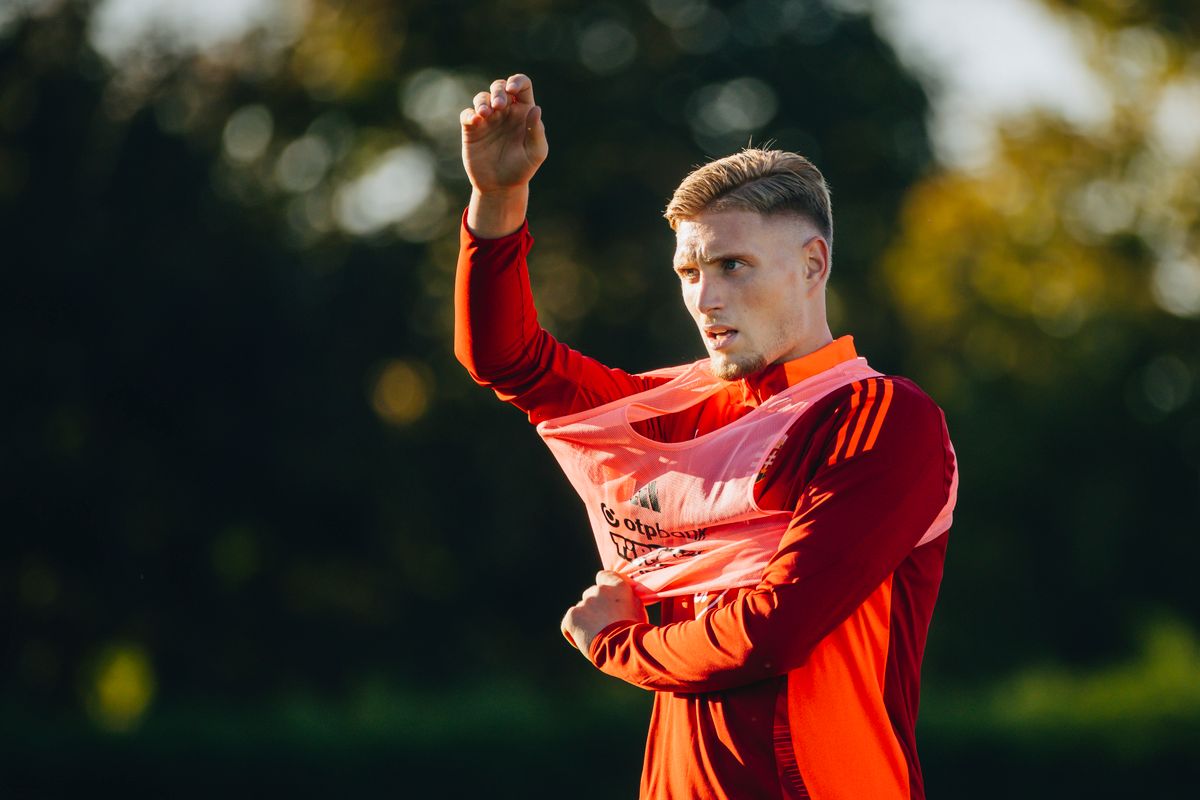 Szűcs Kornél alighogy ismét felvette, sérülés miatt máris leveheti a magyar válogatott mezét. Marco Rossi gondjait enyhíti, hogy javul Varga Barnabás állapota