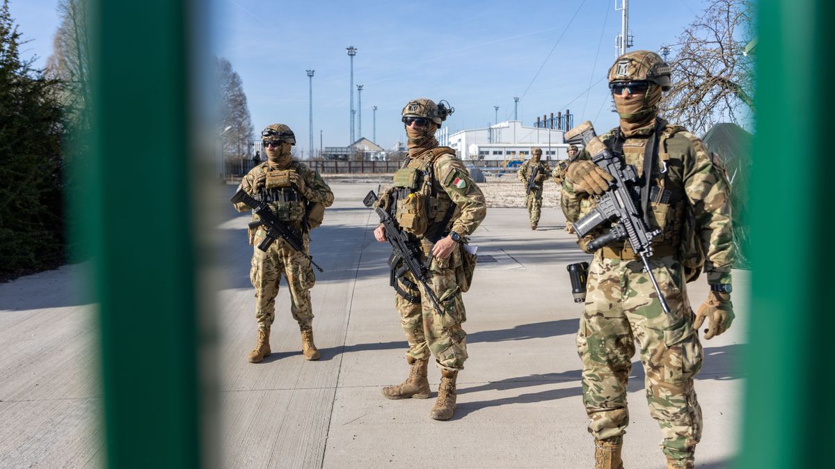 Katonák őrzik az algyői biztonsági gáztározót
