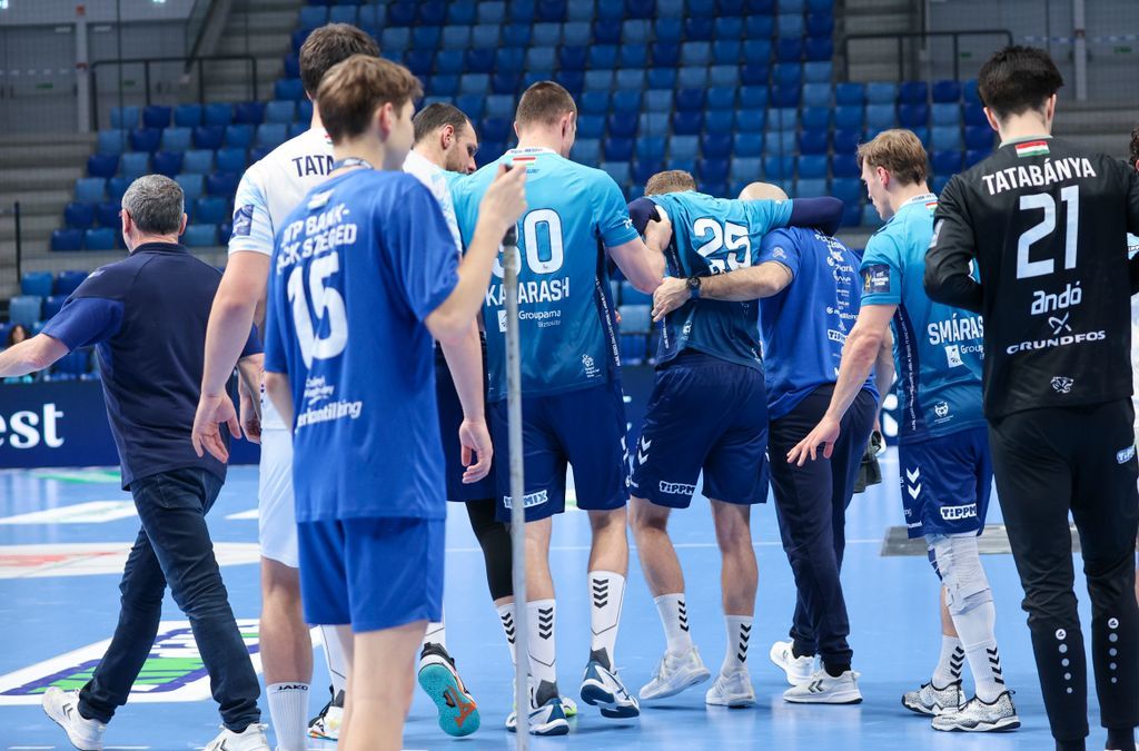 Frimmel segítségre szorult, hogy elhagyja a játékteret. (Fotó: Karnok Csaba / Délmagyar)