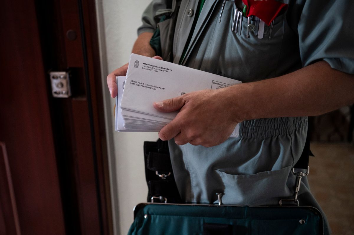 Budapest, 2025. szeptember 1.
A Magyar Posta munkatársa kézbesíti a 30 ezer forintos élelmiszer-utalványt a fővárosban, a XIII. kerületi Gidófalvy Lajos utca egyik társasházában 2025. szeptember 1-jén. A postások szeptember 1-je és október 15-e között kézbesítik az utalványokat, melyeket december 31-ig lehet felhasználni hideg élelmiszer vásárlására. Az utalványra jogosultak a nyugdíjasok és más nyugdíjszerű ellátásban részesülők.
MTI/Bodnár Boglárka