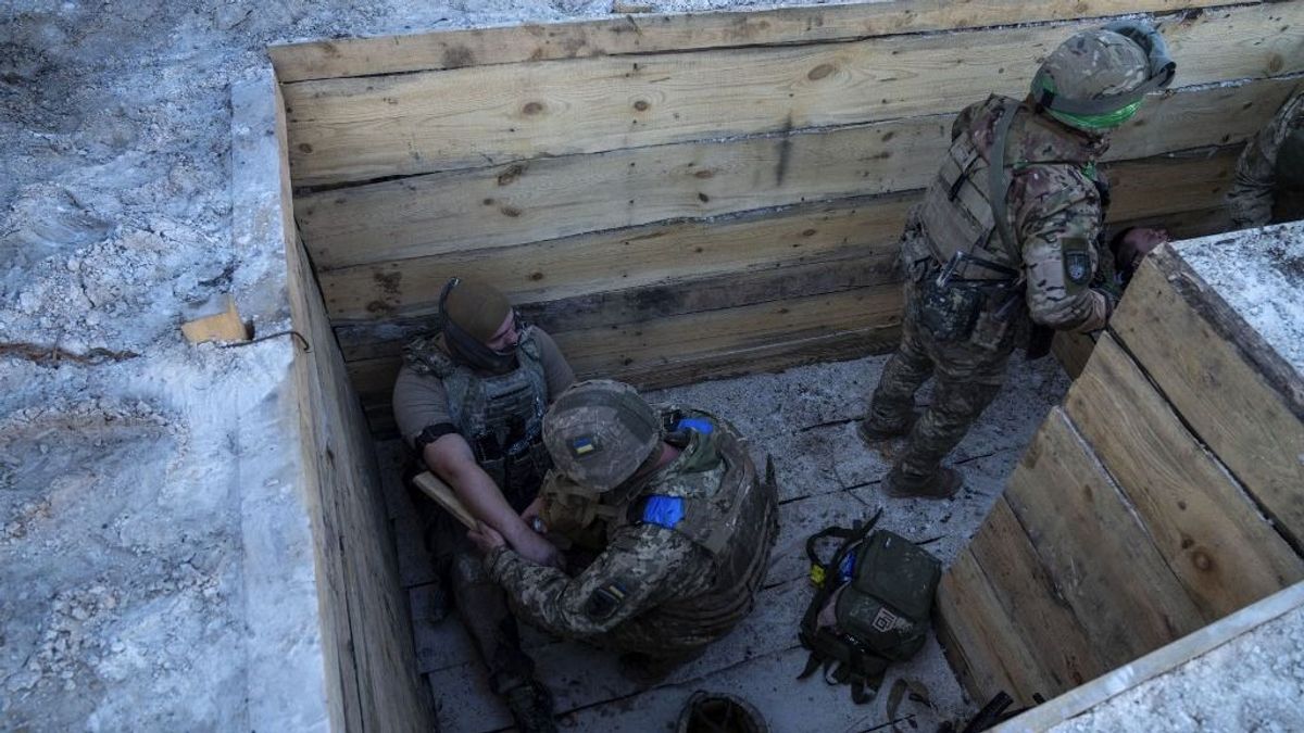 Zelenszkij tovább sanyargatja a népét, a mulasztása miatt halnak a fiatalok a fronton