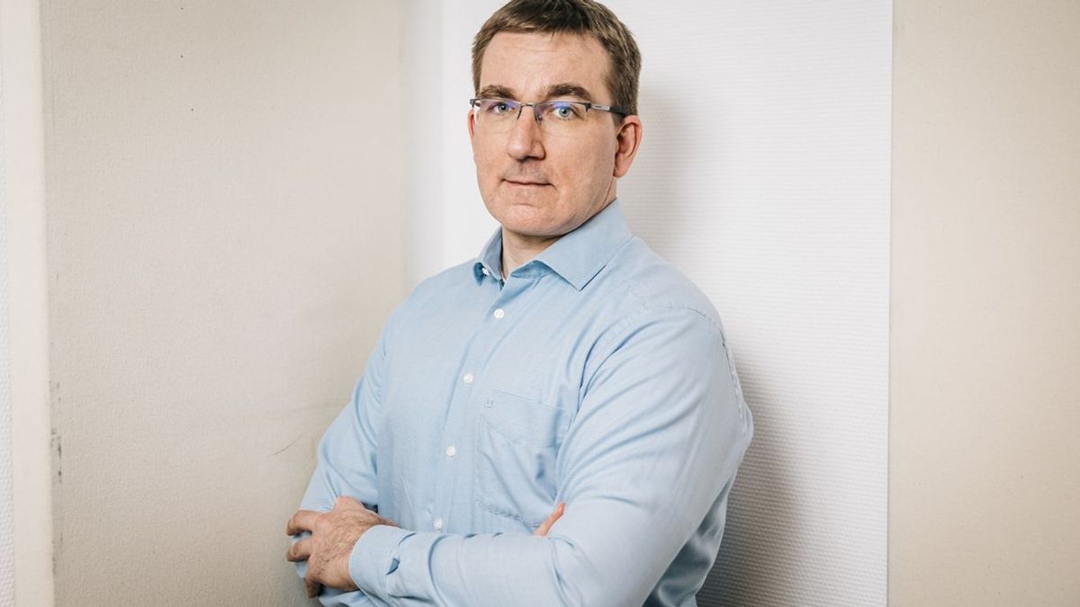 EU-zászlós egyenruhában a frontra