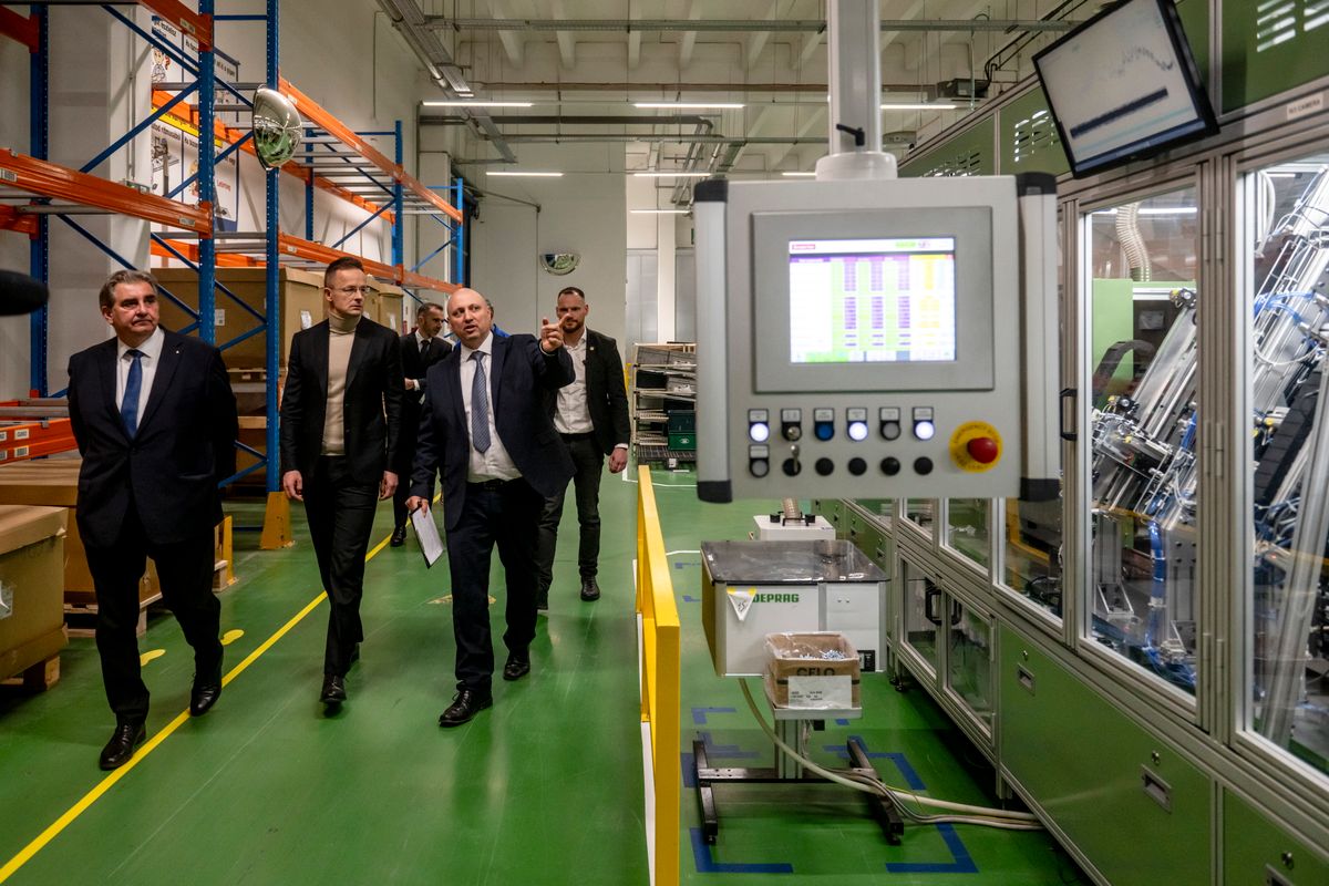 Rétság, 2026. március 17.Szijjártó Péter külgazdasági és külügyminiszter (b2), Balla Mihály, a térség fideszes országgyűlési képviselője (b) és Miskei Péter, a HI-LEX ügyvezető igazgatója (b3) üzemlátogatáson a HI-LEX beruházásátadó ünnepsége után a rétsági ipari parkban 2026. március 17-én. Harminc új munkahelyet hozott létre a HI-LEX japán autóipari beszállító cég 2,5 milliárd forintnyi értékű beruházása Rétságon, amihez a kormány 450 millió forint támogatást nyújtott.MTI/Komka Péter