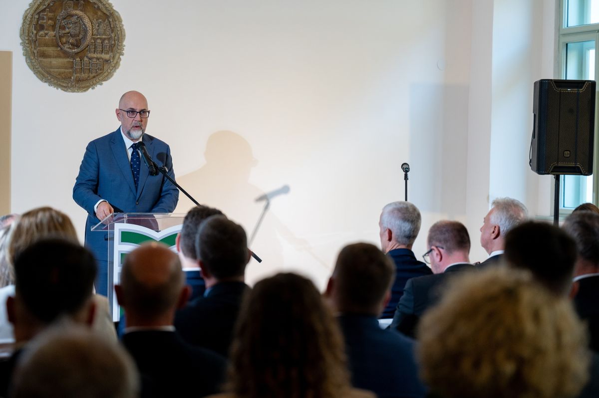 Kolozsvár, 2026. március 14.
Kelemen Hunor, a Romániai Magyar Demokrata Szövetség (RMDSZ) elnöke beszédet mond a Sapientia Erdélyi Magyar Tudományegyetem (EMTE) rektori hivatalának és a Sapientia Alapítványnak otthont adó Bocskai-ház avatóünnepségén Kolozsváron 2026. március 14-én. A Mátyás király szülőházának szomszédságában álló épületet, Bocskai István erdélyi fejedelem szülőházát a magyar kormány támogatásával újították fel, és kapott korszerű világítást, gépészeti felszerelést.
MTI/Kiss Gábor