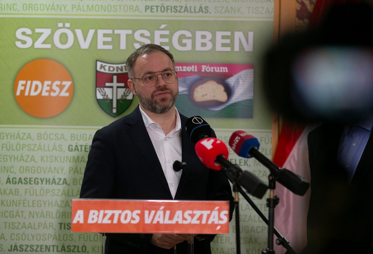 Kunszállás, 2026. február 26.
Orbán Balázs, a miniszterelnök politikai igazgatója a kormánypártok országjárásának kunszállási fóruma előtt tartott sajtótájékoztatón 2026. február 26-án.
MTI/Bús Csaba