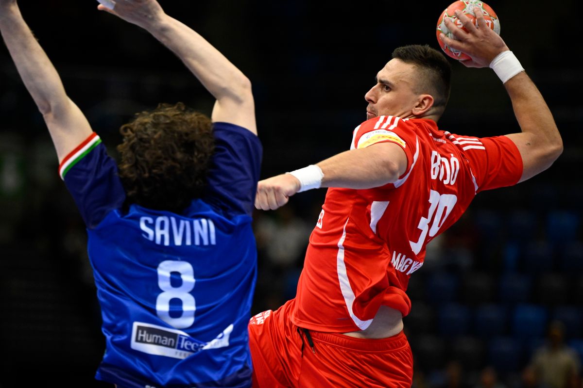 Tatabánya, 2026. március 21.
Bodó Richárd (j) és az olasz Giacomo Savini a Magyarország - Olaszország férfi kézilabda felkészülési mérkőzésen a Tatabányai Multifunkcionális Sportcsarnokban 2026. március 21-én.
MTI/Bodnár Boglárka