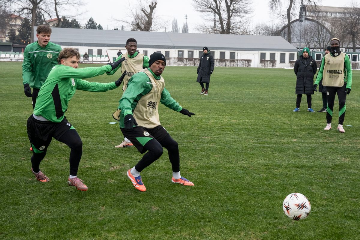 A Soroksár játékosa, Gólik Benjámin (balra) nem csak edz a Népligetben, pályára is lépett a Magyar Kupában a Ferencvárosban