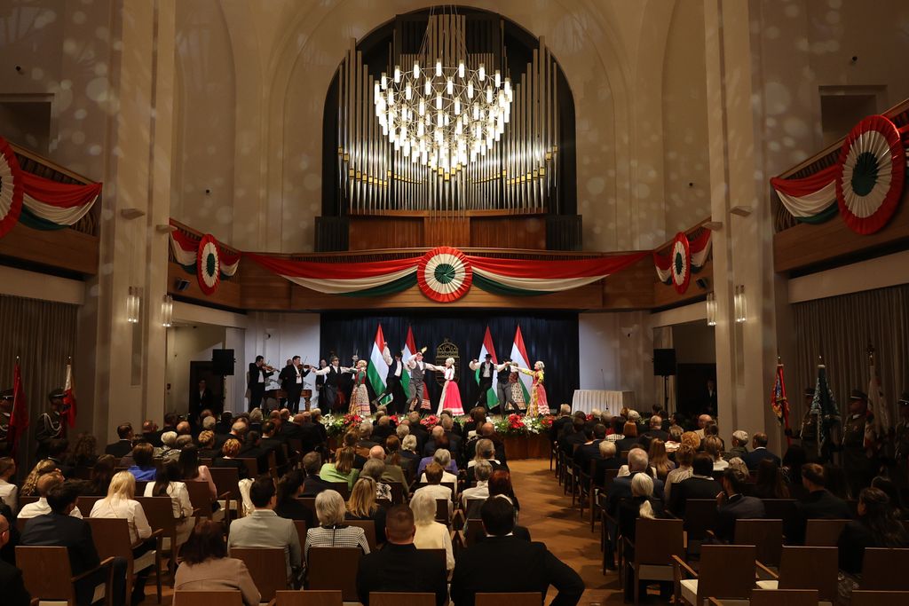 Állami kitüntetéseket adott át Semjén Zsolt a Karmelita kolostorban 