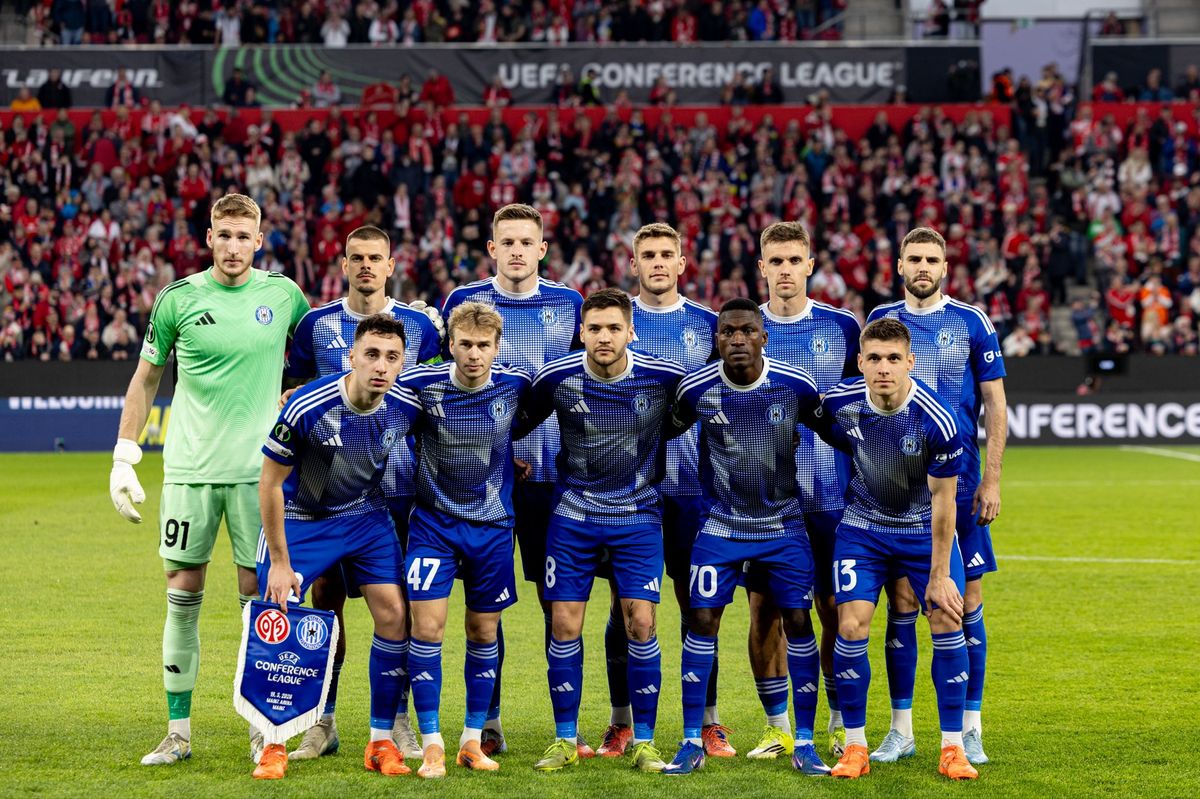 Baráth Péter a Sigma Olomouc meccs előtti csapatképén a hátsó sorban jobbról a harmadik Forrás: X/SK Sigma Olomou