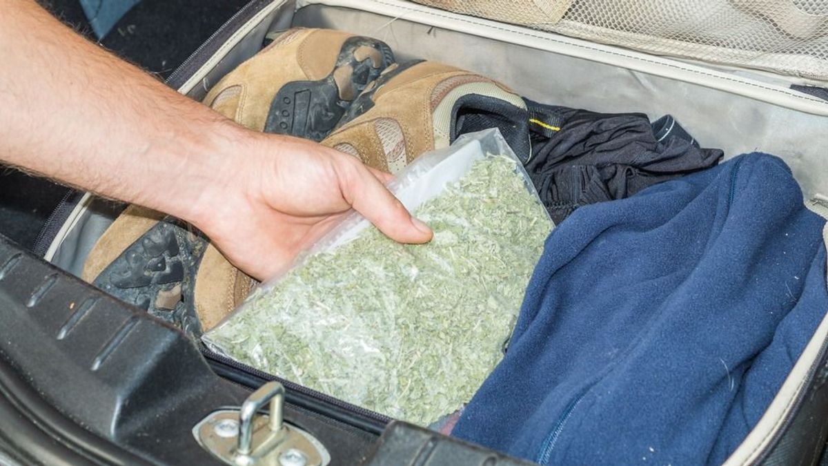 Nem jutott el Londonig, miután 34 kiló marihuánát rejtett a bőröndjébe egy fiatal férfi + videó