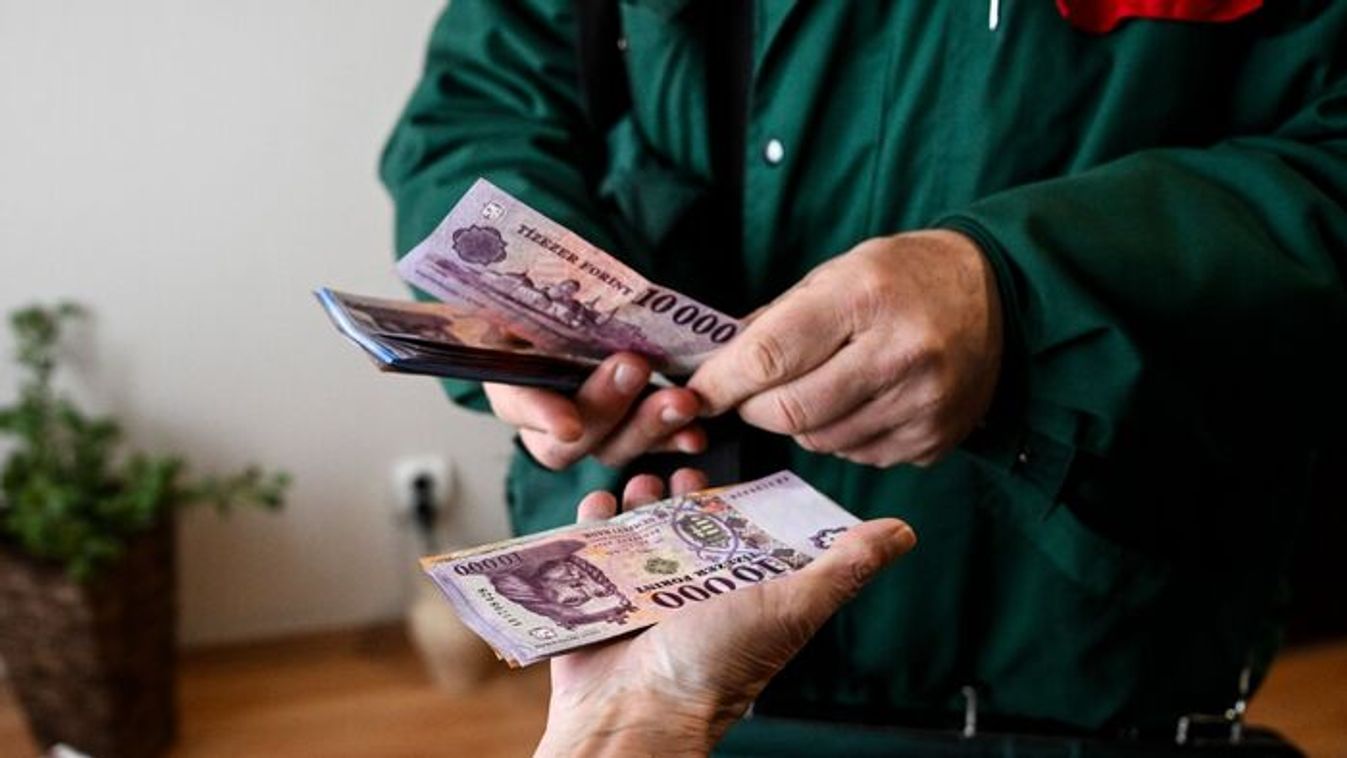 A postal worker delivers the February pension, the 13th-month pension, and the first quarterly installment of the 14th-month pension to a pensioner in the capital on February 6, 2026.
Photo: MTI / Boglarka Bodnar