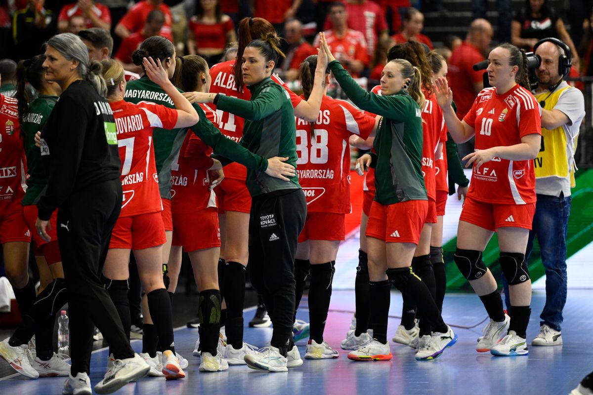 Tatabánya, 2026. március 5.
A magyar válogatott játékosai a női kézilabda Eurokupa B csoportjának 3. fordulójában játszott Magyarország - Dánia mérkőzés után a Tatabányai Multifunkcionális Sportcsarnokban 2026. március 5-én. A magyar válogatott 21-19-re kikapott.
MTI/Bodnár Boglárka