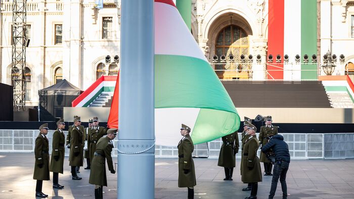 zászlófelvonás március 15.