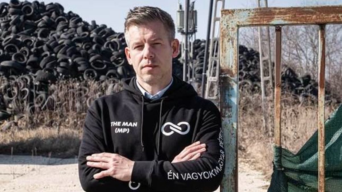 Az ember, aki folyton hirdeti a nevét