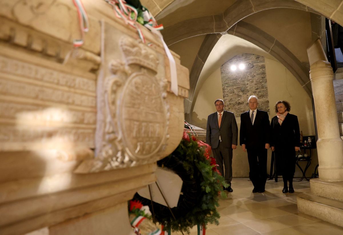 Semjén Zsolt miniszterelnök-helyettes (k) Balogh Csaba pozsonyi nagykövet (b) és Hetey Ágota kassai főkonzul (j) kíséretében koszorúz II. Rákóczi Ferenc sírjánál a Szent Erzsébet-dóm altemplomában Kassán 2026. március 29-én. Semjén Zsolt a magyar kormány nevében, II. Rákóczi Ferenc születésének 350. évfordulóján, virágvasárnap koszorúzott a fejedelem sírjánál