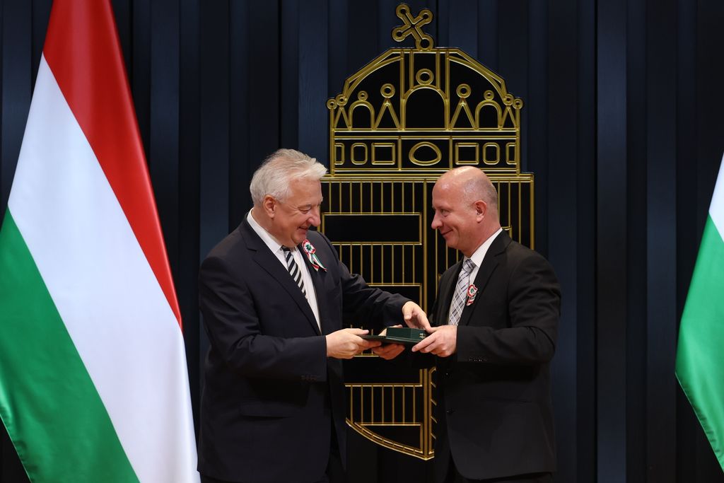 Állami kitüntetéseket adott át Semjén Zsolt a Karmelita kolostorban 