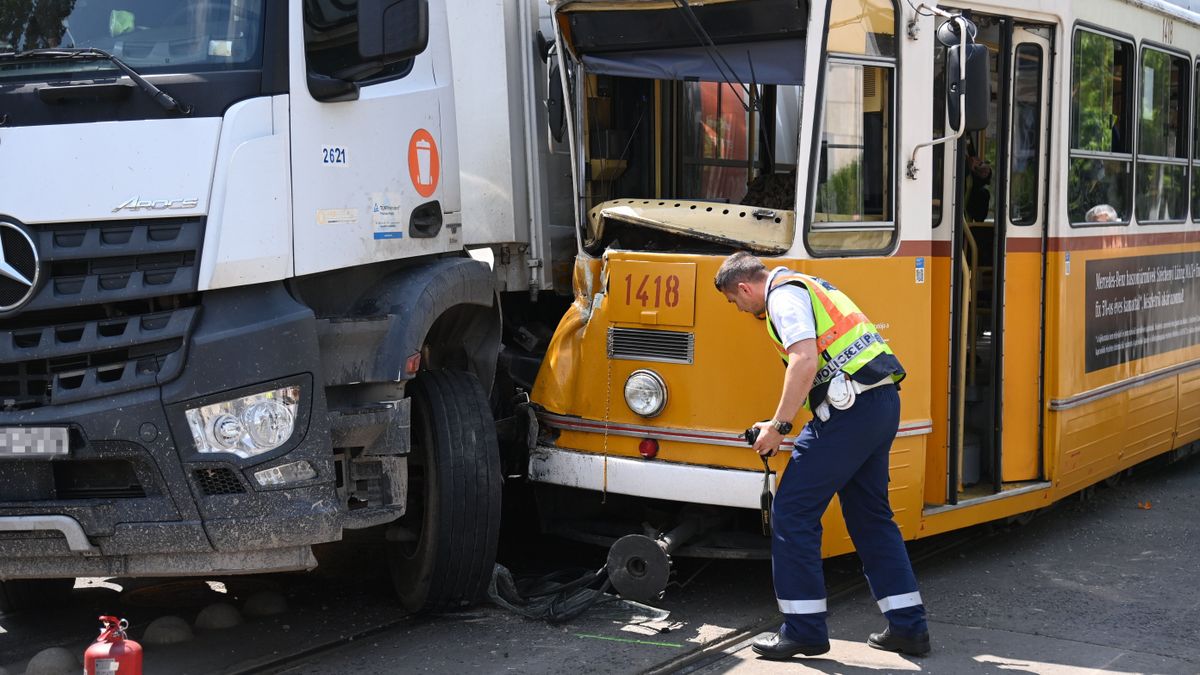 Teherautóval ütközött és kisiklott egy villamos a fővárosban