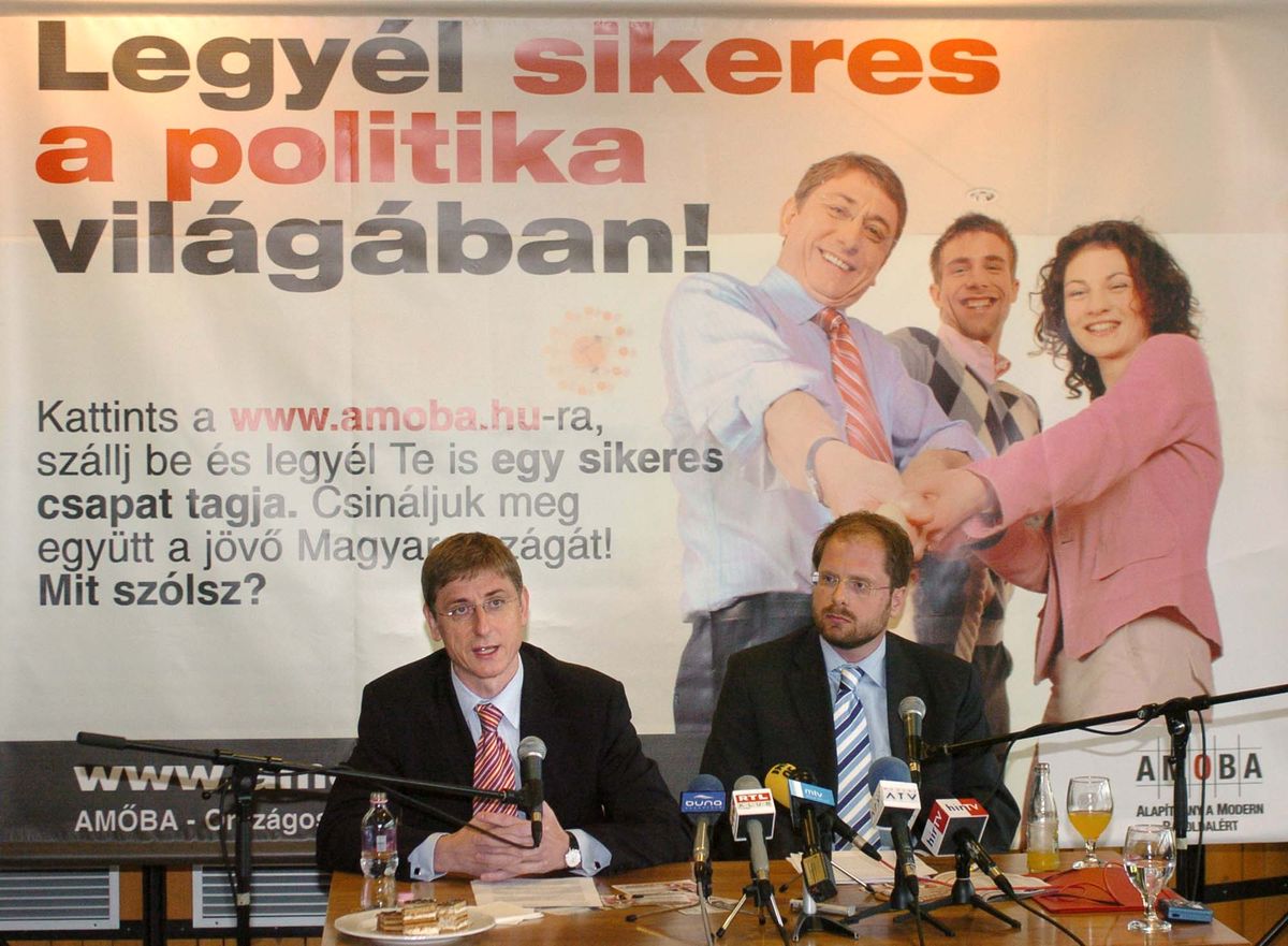 Budapest 2005 május 19.
Az A38-as hajón Gyurcsány Ferenc minisztrerelnök (b) és Horváth Lóránt (j) kuratóriumi elnök mutatta be a sajtónak az AMŐBA - Alapítvány a Modern Baloldalért játékot.
MTI fotó: Szigetváry Zsolt