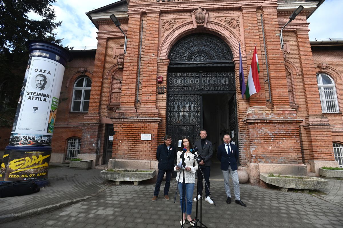 Budapest, 2026. március 13.
Szentkirályi Alexandra, a Fidesz budapesti frakcióvezetője beszédet mond nyolc kórház energetikai fejlesztéséről tartott sajtótájékoztatón, mögötte Ralovich Zsolt, az Észak-budai Szent János Centrumkórház főigazgatója (b), Steiner Attila, az Energiaügyi Minisztérium energetikáért felelős államtitkára, a 3. sz. választókerület fideszes képviselőjelöltje (j2) és Kőnig Róbert gyermeksebész, traumatológus, miniszterelnöki biztos az Észak-budai Szent János Centrumkórház előtt 2026. március 13-án. Az egészségügyi intézmények fejlesztésére 31,5 milliárd forint uniós forrásból nyílik lehetőség, köztük a Szent János kórházra is, ahol két épület újul meg 6,8 milliárd forintból.
MTI/Soós Lajos
