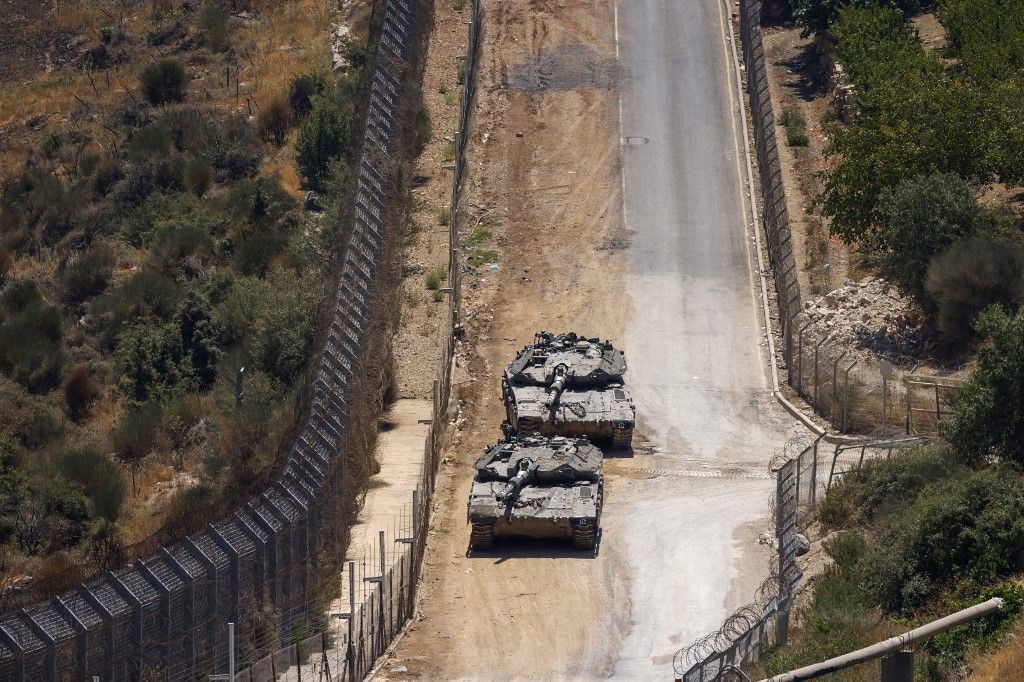  Izraeli katonák őrjáratoznak a szíriai határkerítés mentén, az Izrael által annektált Golán-fennsíkon, a drúz Majdal Shams falu közelében (Fotó: AFP)