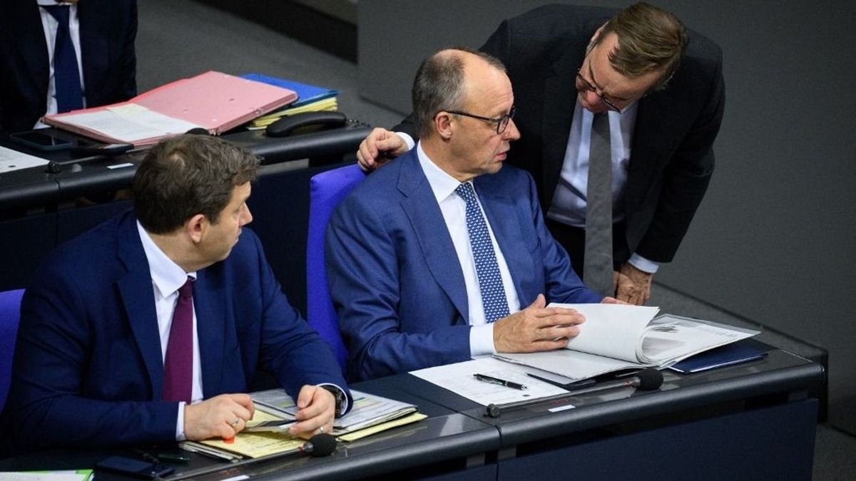 Friedrich Merz, Boris Pistorius és Lars Klingbeil 