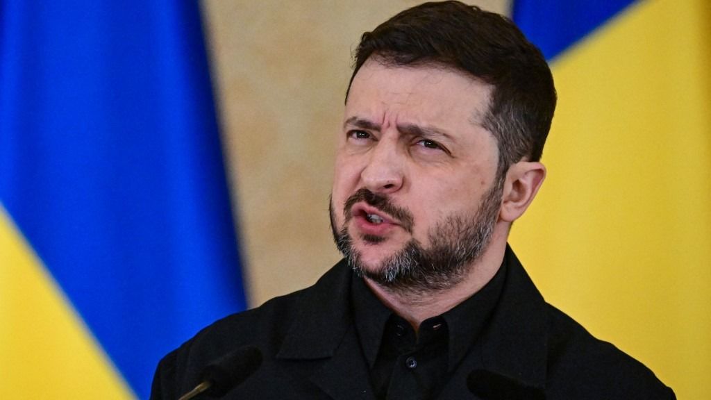 Zelenszkij maga alatt vágja a fát