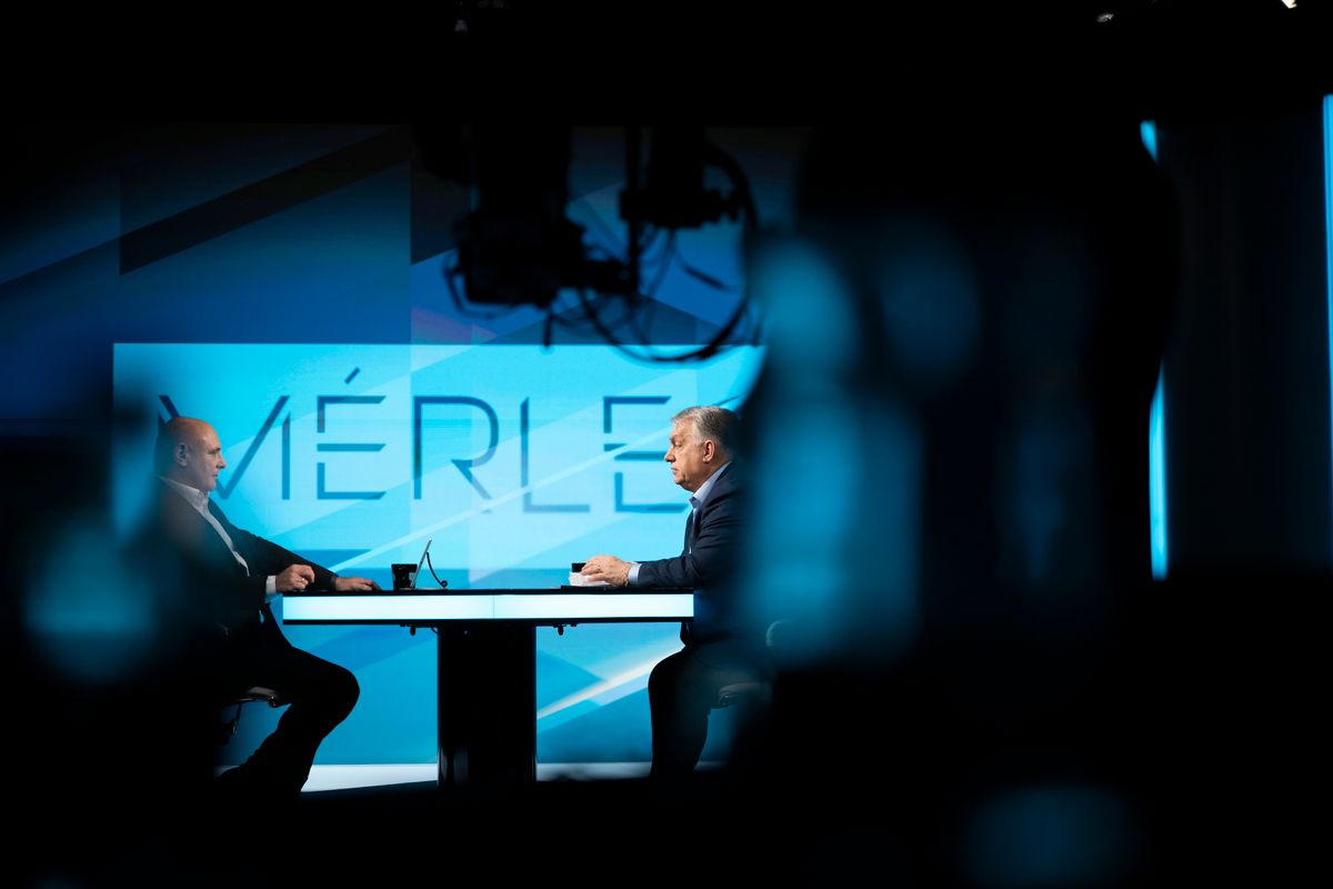 Budapest, 2026. március 4.
A Miniszterelnöki Kommunikációs Főosztály által közreadott képen Orbán Viktor miniszterelnök (j) az ATV YouTube-csatornáján közvetített, Mérleg című műsorában 2026. március 4-én. Balról Rónai Egon műsorvezető.
MTI/Miniszterelnöki Kommunikációs Főosztály/Fischer Zoltán