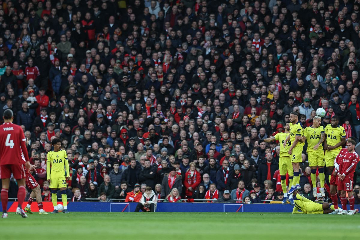 Szoboszlai Dominik szabadrúgása a sorfal fölött száll, majd a kapuba csapódik, a Liverpool ezzel szerezte meg a vezetést